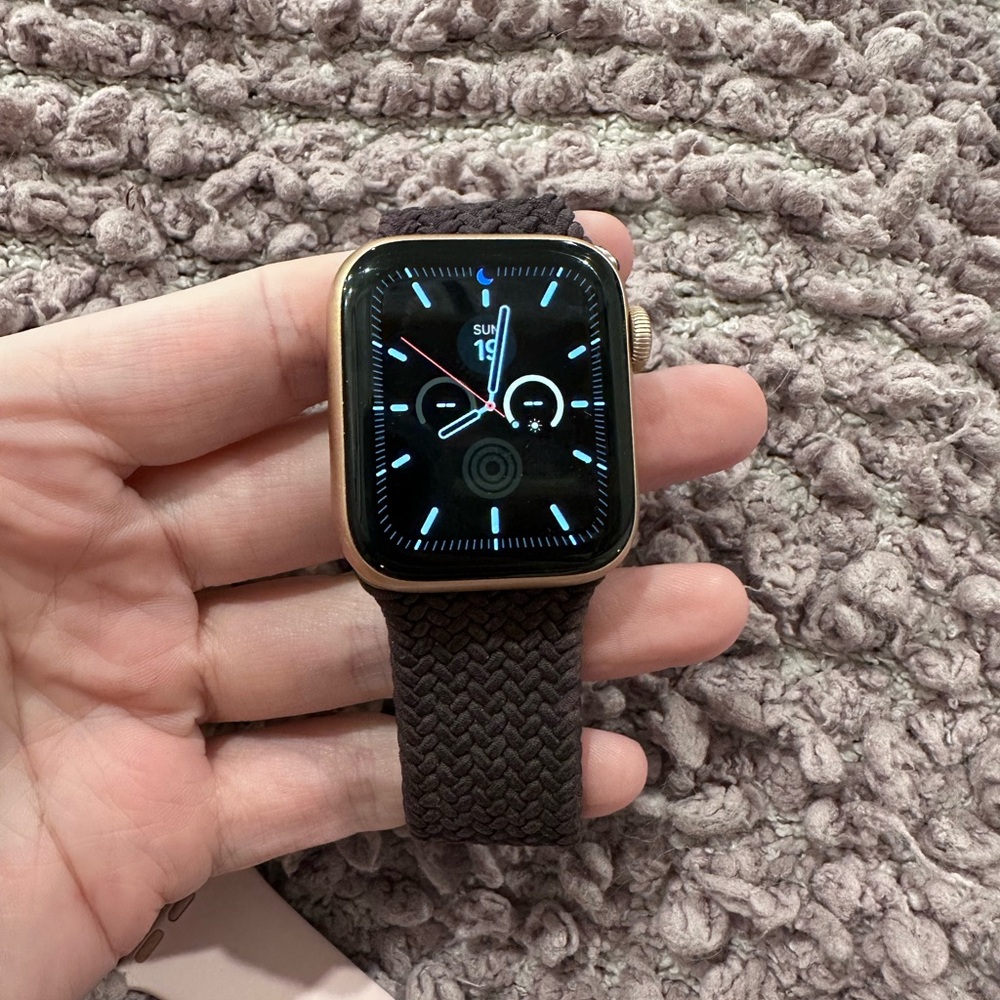 Series 6 gold Apple Watch - 40mm